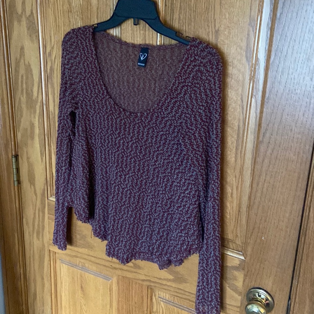 Windsor long sleeve thin sweater.